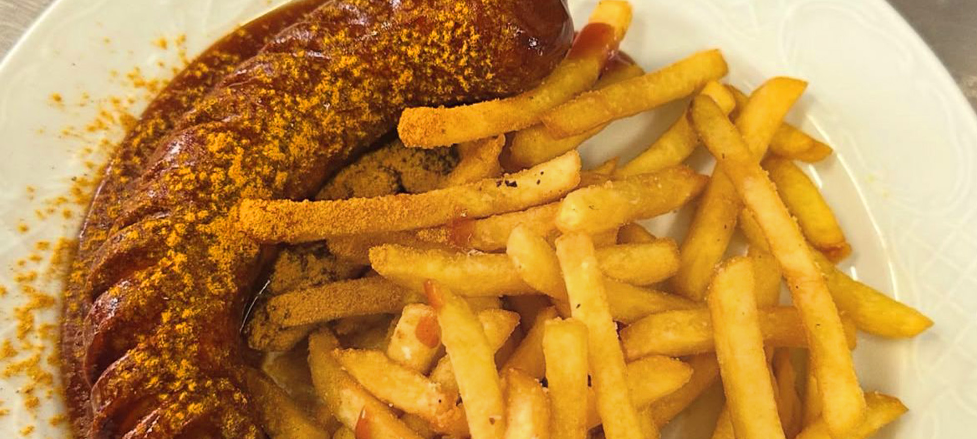 Currywurst mit Pommes in der Gaststätte Liftstube in Bischofsgrün