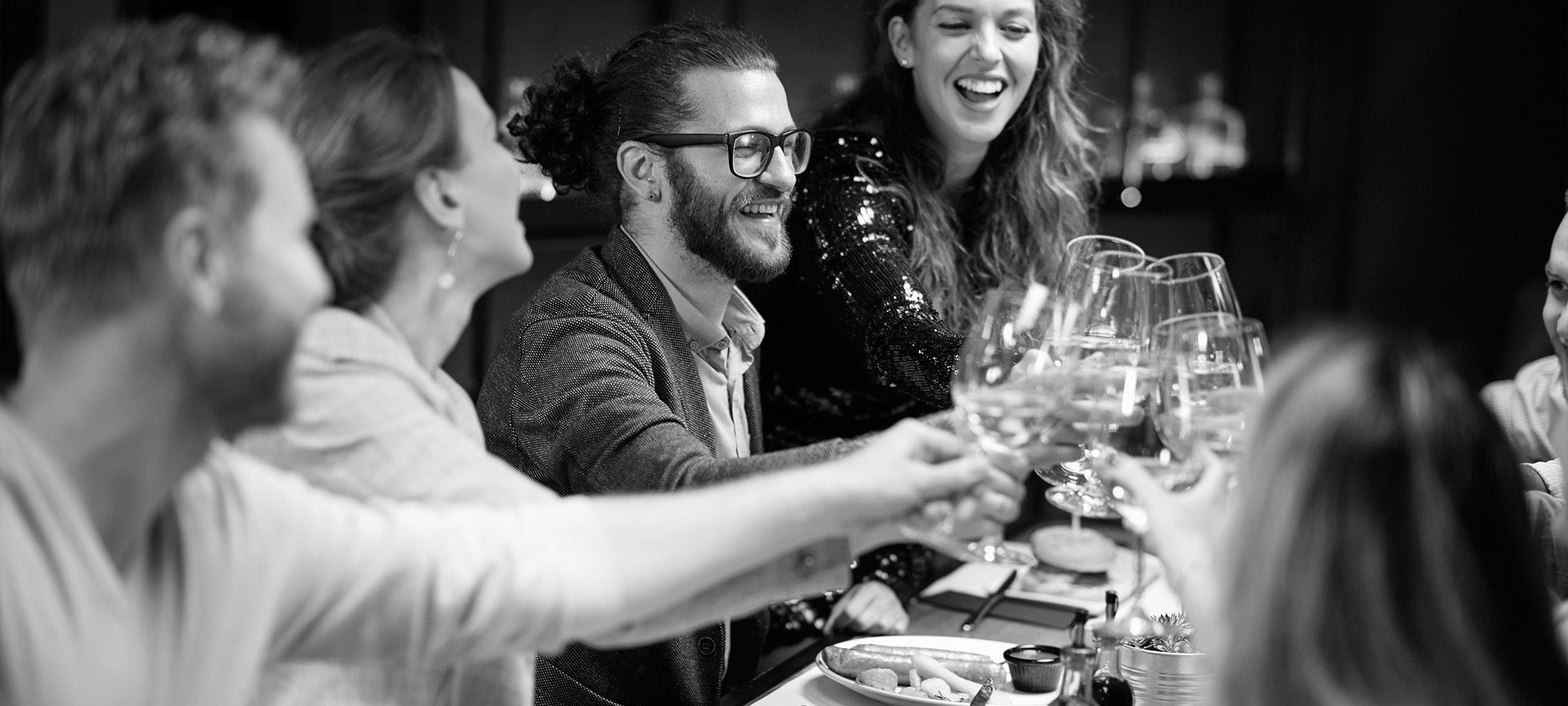 Menschen stoßen bei Feier in der Liftstube Bischofsgrün an