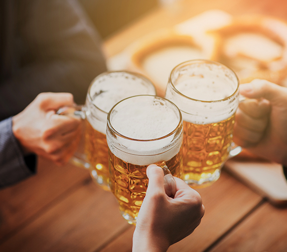 Anstoßen mit Bier in der Liftstube Bischofsgrün