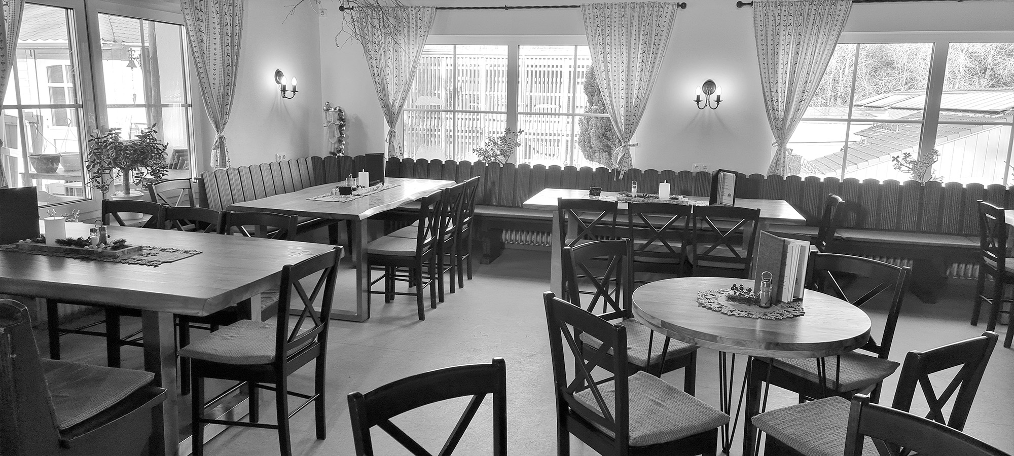 Gastraum der Liftstube mit Tischen und Sitzplätzen