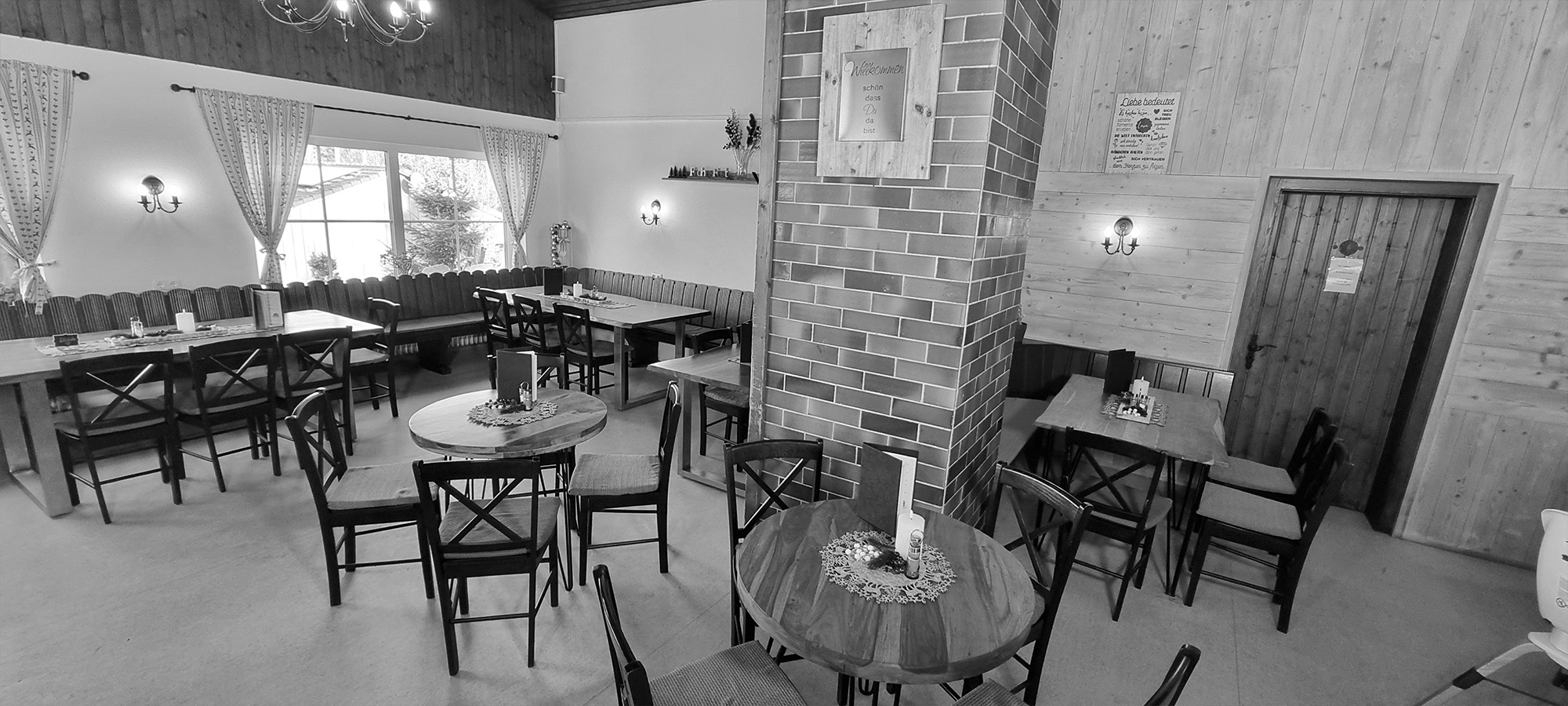 Innenraum der Liftstube mit Sitzbänken und Tischen