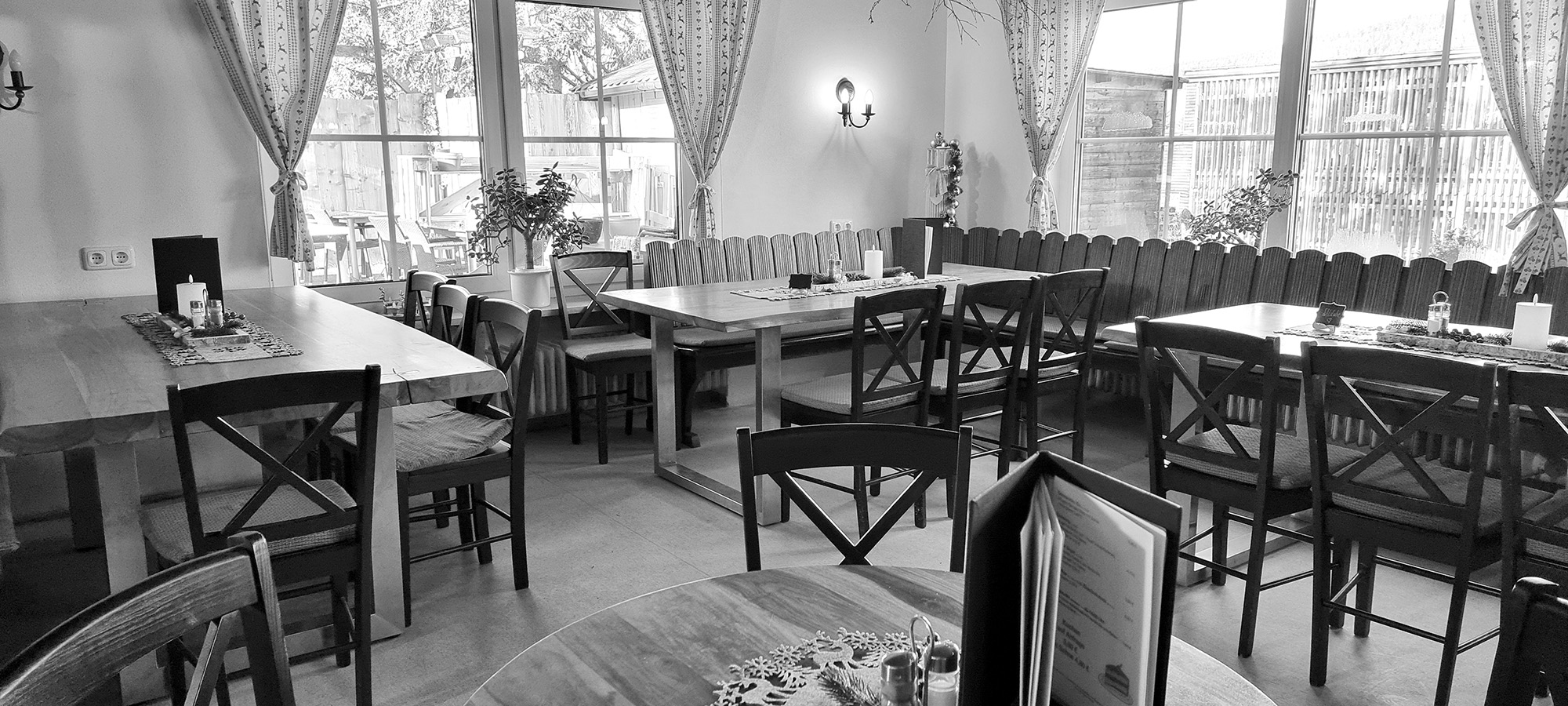 Innenbereich der Liftstube mit Fensterblick