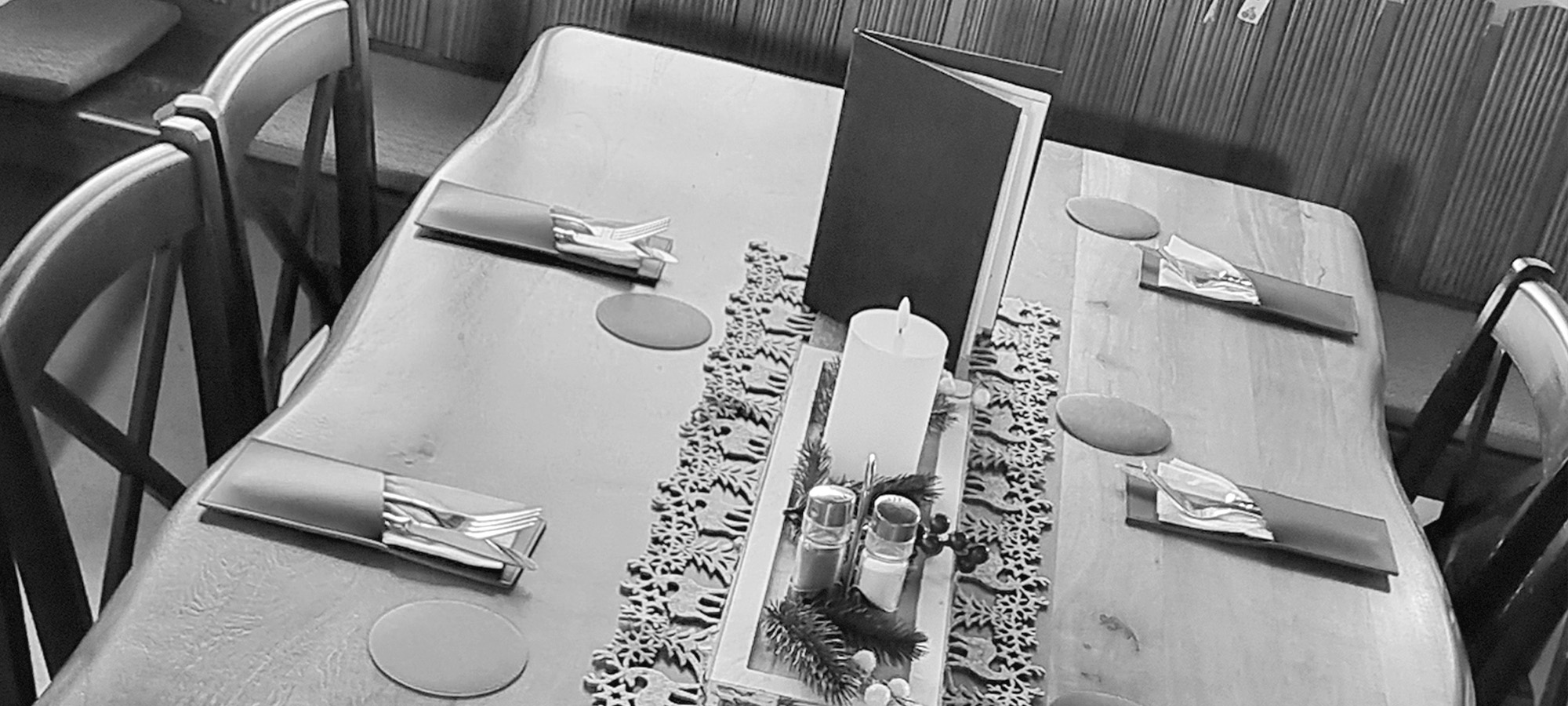 Gedeckter Tisch schwarz weiß Liftstube