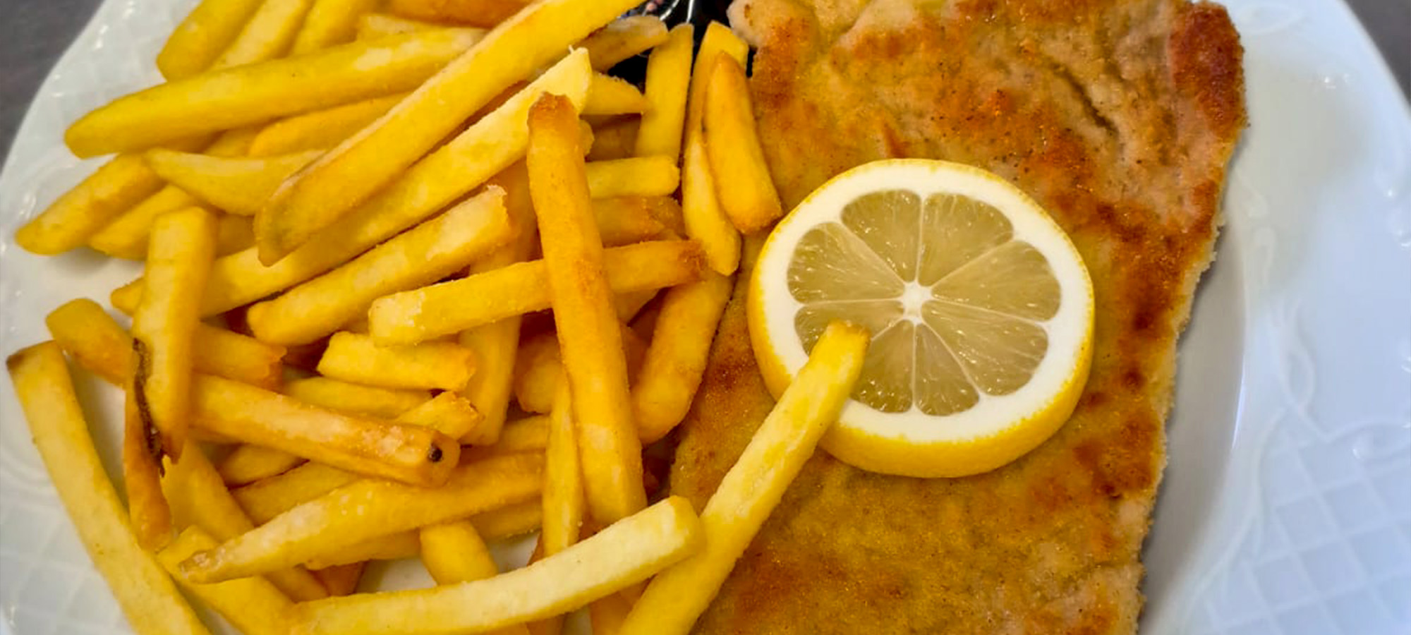 Schnitzel mit Pommes in der Liftstube Bischofsgrün