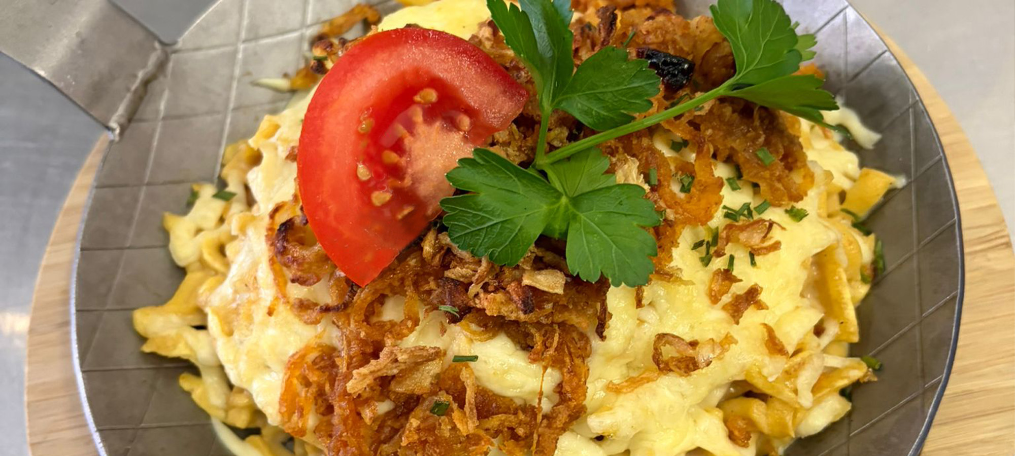 Käsespätzle mit Röstzwiebeln in der Liftstube Bischofsgrün