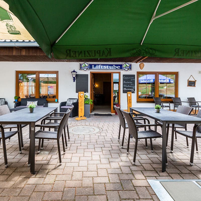 Terrasse der Liftstube in Bischofsgrün am Ochsenkopf mit Sitzplätzen