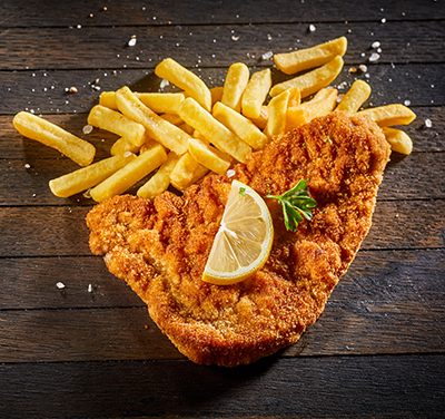 Knuspriges Schnitzel mit Pommes in der Liftstube